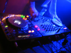 DJ אביM